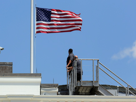 הדגלים הורדו לחצי התורן (צילום: רויטרס)