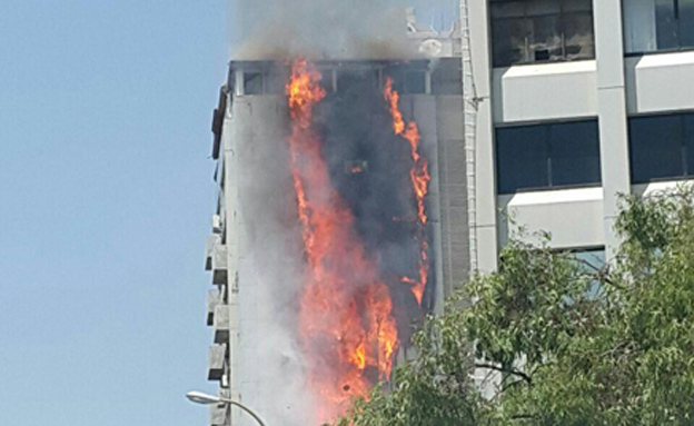 שריפה בבניין בר"ג (צילום: חדשות 2)