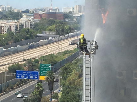 השריפה ברמת גן, היום (צילום: ארז ביסה רצין)