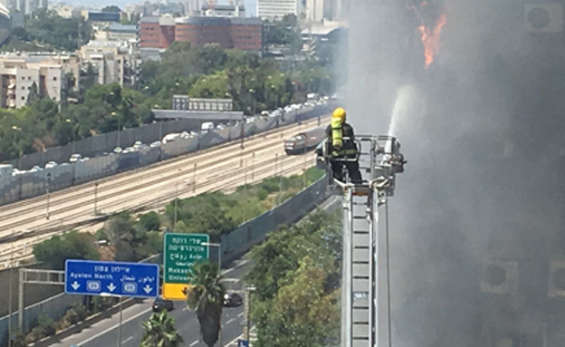 השריפה ברמת גן, היום (צילום: ארז ביסה רצין)