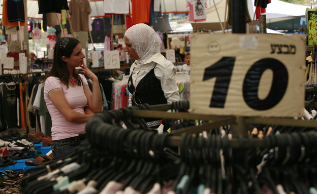 אישה מוסלמית דתית קונה עם חברתה החילונית בשוק בנצרת (צילום: מרים אלסטר, פלאש 90)