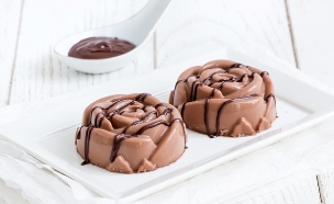 פנקוטה עם רוטב שוקולד ללא סוכר (צילום: אולגה טוכשר, אוכל טוב)