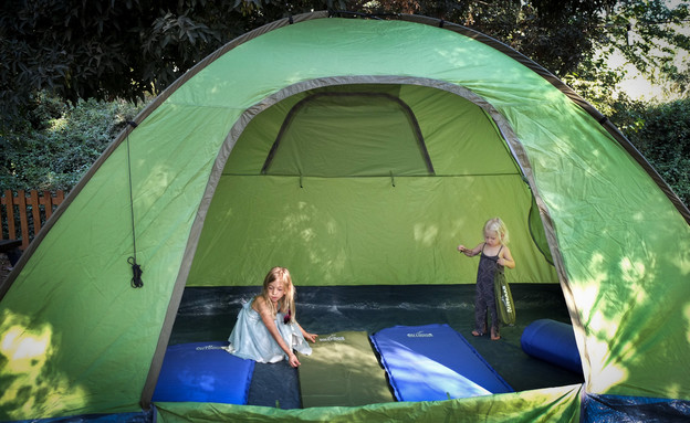 אחיות משחקות באוהל בקמפינג משפחתי בצפון הארץ (צילום: חן ליאופולד, פלאש 90)