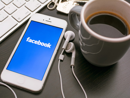 פייסבוק במכשיר הנייד (צילום: Shutterstock)