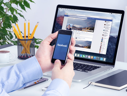 פייסבוק במכשיר הנייד (צילום: Shutterstock)