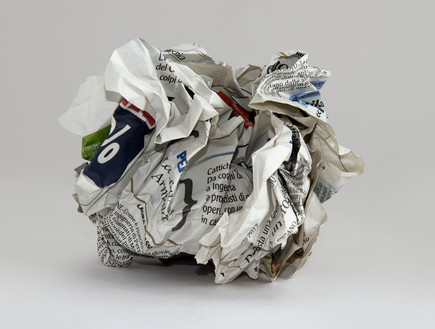 נייר עיתון מקומט (צילום: Macae, Shutterstock)