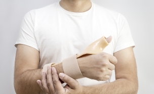 אדם ששבר את ידו (אילוסטרציה: Shutterstock)