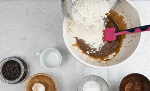 מוסיפים קמח וקקאו (צילום: דרור עינב, mako אוכל)