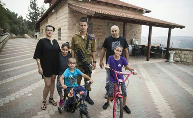 חייל שמפנים את משפחתו מהבית, שלומי מועלם (צילום: חדשות 2)