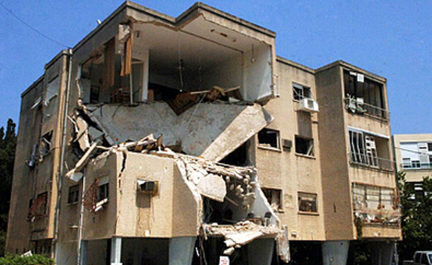 בניין שנפגע מרקטה במלחמת לבנון השנייה בחיפה (צילום: משה מילנר, לע"מ)
