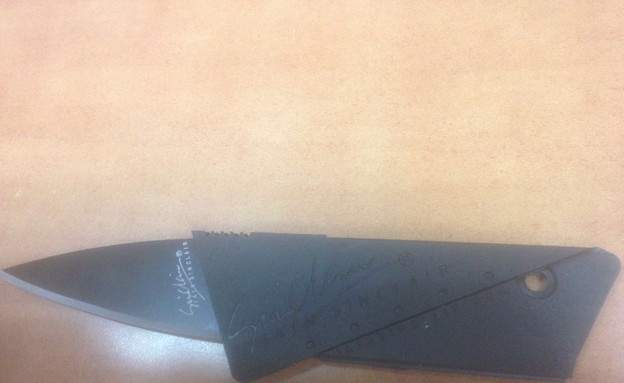 סכינים במקום כרטיסים (צילום: דוברות המשטרה)