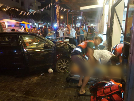 רכב התנגש במסעדה בתל אביב (צילום: מד