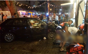 רכב התנגש במסעדה בתל אביב (צילום: מד"א)