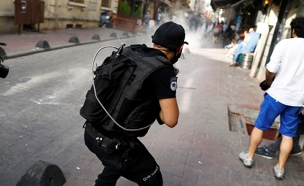 השוטרים מפזרים את המפגינים בלב איסטנבול (צילום: רויטרס)