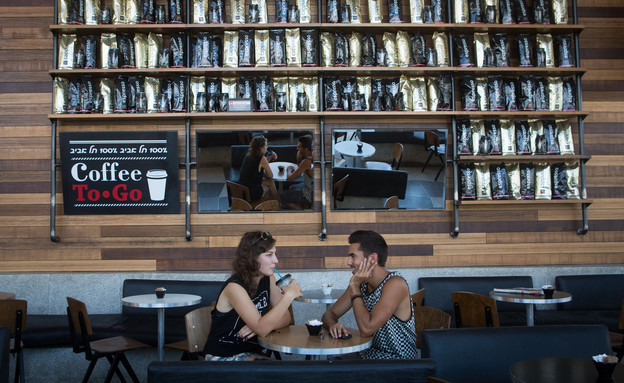 שני צעירים שותים קפה בארומה, ספטמבר 2014 (צילום: מרים אלסטר, פלאש 90)