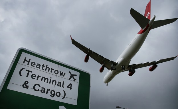 מטוס מעל שדה התעופה הית'רו בלונדון (צילום: Peter Macdiarmid, GettyImages IL)