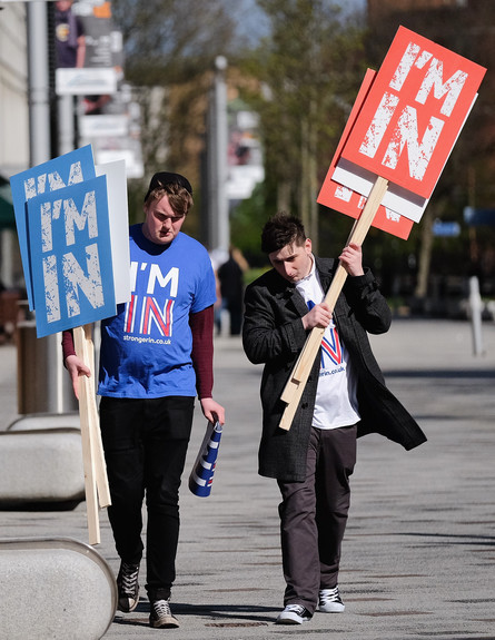 תומכי ההישארות באיחוד האירופי במסע שכנועים בניוקאסל (צילום: Ian Forsyth, GettyImages IL)