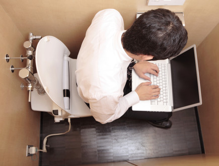 איש יושב בשירותים עם מחשב (אילוסטרציה: Shutterstock)