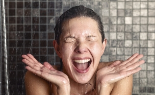 אישה מתקלחת (אילוסטרציה: Shutterstock)