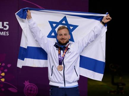 ריכטר גאה בדגל (הוועד האולימפי) (צילום: ספורט 5)