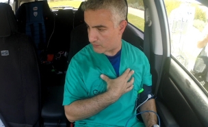 רופא מדגים מה קורה כשוכחים תינוק באוטו (צילום: חדשות 2)
