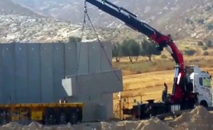 החלה בניית החומה החדשה (צילום: מחלקת ביטחון מועצה אזורית בני שמעון)