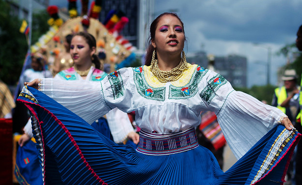 אישה בלבוש אקוודורי רוקדת בקרנבל (צילום: ויקיפדיה)