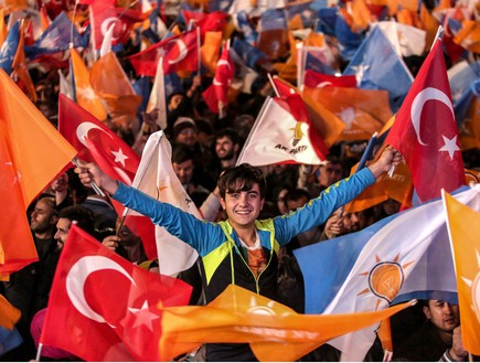 אנשים מנופפים בדגלים ביום הבחירות בטורקיה (צילום: Burak Kara, GettyImages IL)