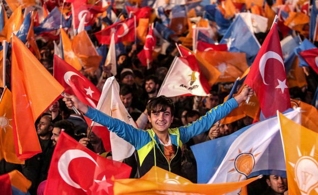 אנשים מנופפים בדגלים ביום הבחירות בטורקיה (צילום: Burak Kara, GettyImages IL)