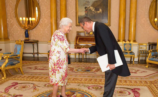 שגריר ישראל בבריטניה עם המלכה, היום (צילום: בית המלוכה)