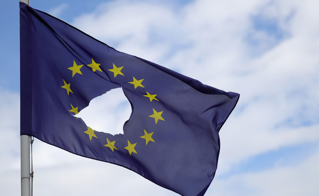 דגל האיחוד האירופי עם חור במרכזו (צילום: Christopher Furlong, GettyImages IL)