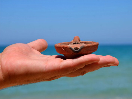 נר בן כ-900 שנה - על חוף הים (צילום: יולי שוורץ, דוברת רשות העתיקות)