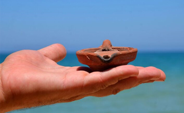 נר בן כ-900 שנה - על חוף הים (צילום: יולי שוורץ, דוברת רשות העתיקות)