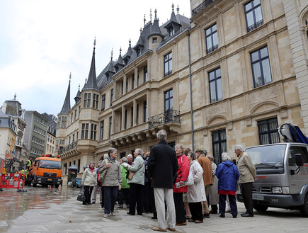 תיירים עומדים לפני ארמון המלוכה בלוקסמבורג (צילום: Hannelore Foerster, GettyImages IL)