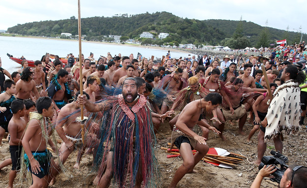 ריקוד מאורי מסורתי על החוף בניו זילנד (צילום: Michael Bradley, GettyImages IL)