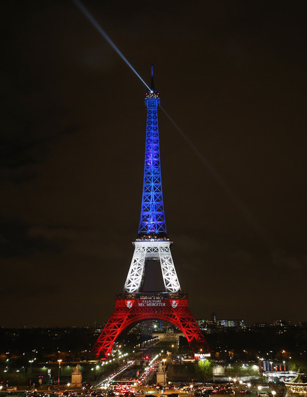 מגדל אייפל מואר בצבעי דגל צרפת (צילום: Christopher Furlong, GettyImages IL)