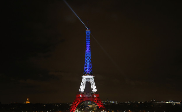 מגדל אייפל מואר בצבעי דגל צרפת (צילום: Christopher Furlong, GettyImages IL)