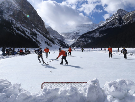 הוקי קרח בקנדה (צילום: Tom Szczerbowski, GettyImages IL)