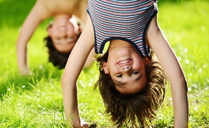 ילדים מחייכים עומדים על הידיים (צילום: Zurijeta, Shutterstock)