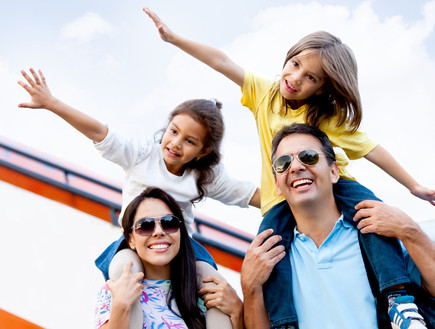 משפחה בחופשה (צילום: Andresr, Shutterstock)