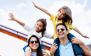 משפחה בחופשה (צילום: Andresr, Shutterstock)