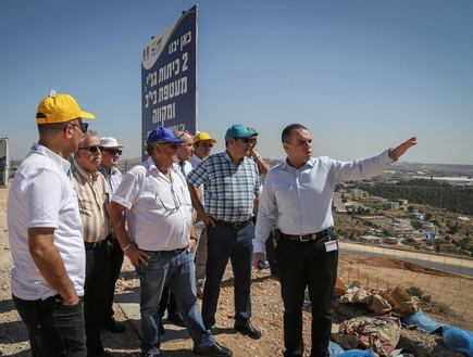 סיור לקבלנים שמעוניינים לבנות יחידות דיור חדשות באפרת, יוני 2016 (צילום: גרשון אלינסון, פלאש 90)