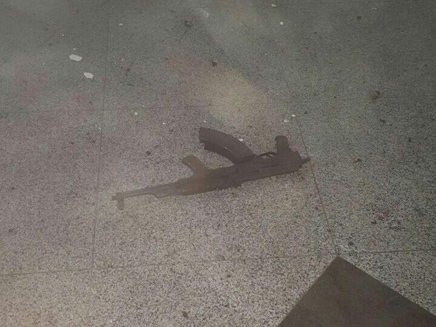 רובה על הקרקע בשדה התעופה אטטורק באיסטנבול