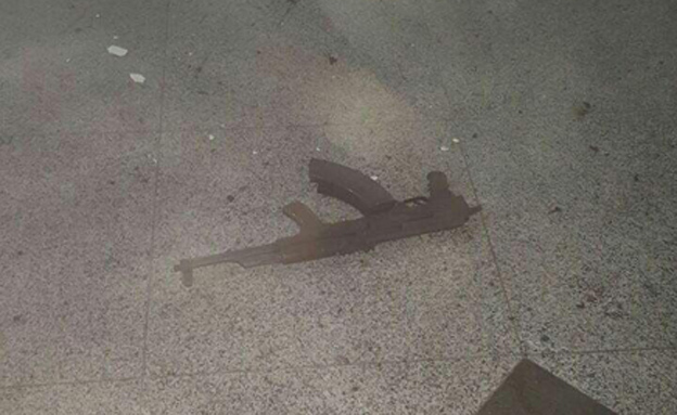 רובה על הקרקע בשדה התעופה אטטורק באיסטנבול