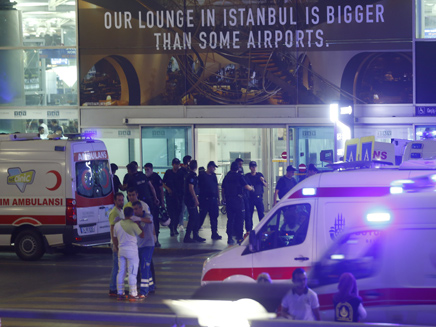 כוחות ביטחון בנמל התעופה אטטורק באיסטנבול (צילום: רויטרס)