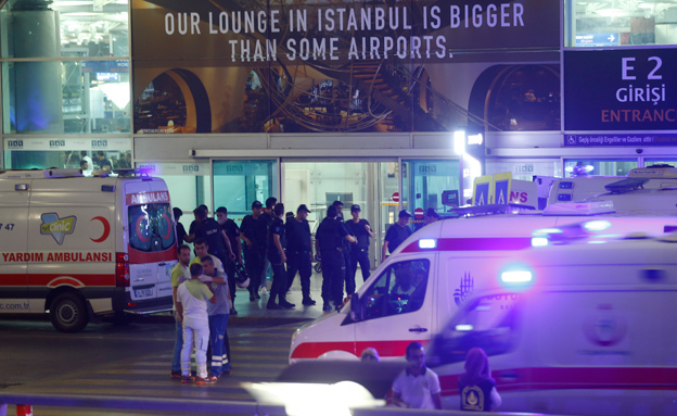 כוחות ביטחון בנמל התעופה אטטורק באיסטנבול (צילום: רויטרס)