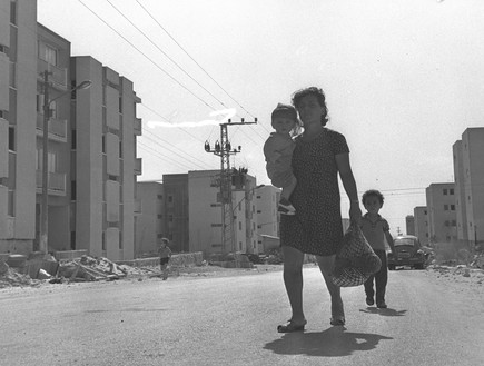 תושבת באר שבע בשכונה בבנייה, 1974 (צילום: משה מילנר, לע