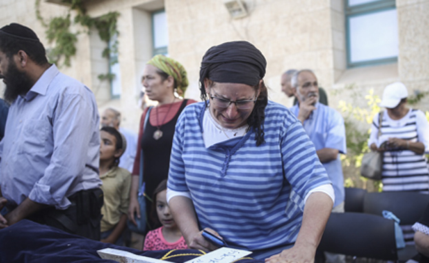 אמה של הלל במהלך ההלוויה (צילום: יונתן סינדל, פלאש 90)