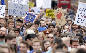 צפו בהפגנה בלונדון (צילום: רויטרס)