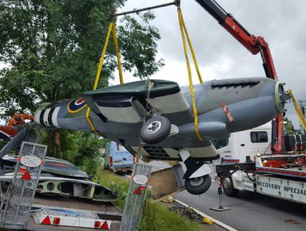 המטוס התרסק על הכביש (צילום: UKNIP, The Mirror)